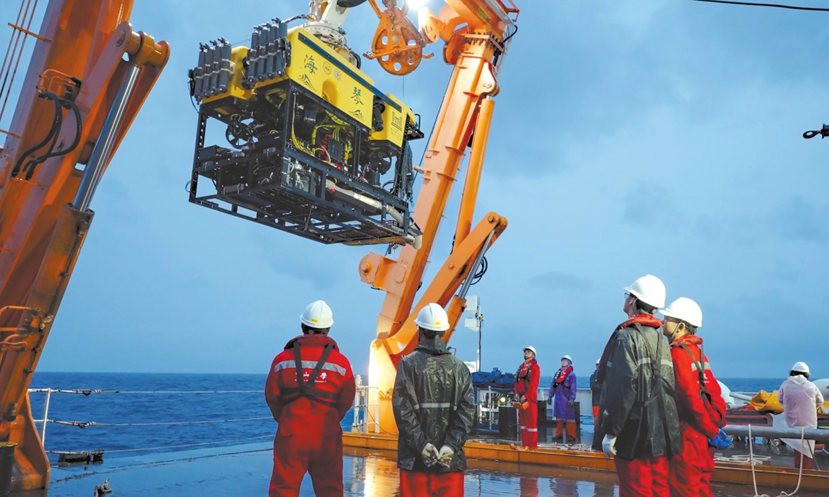 China's self-developed Haiqin, a 6,000-meter deep-sea remotely operated vehicle (ROV), is recovered from the sea from the Zhong Shan Da Xue vessel, in the South China Sea on August 23, 2025. The electric ROV system, designed and built by Shanghai Jiao Tong University, reached a depth of 4,140 meters during the sea trial. Photo: courtesy of Sun Yat-sen University