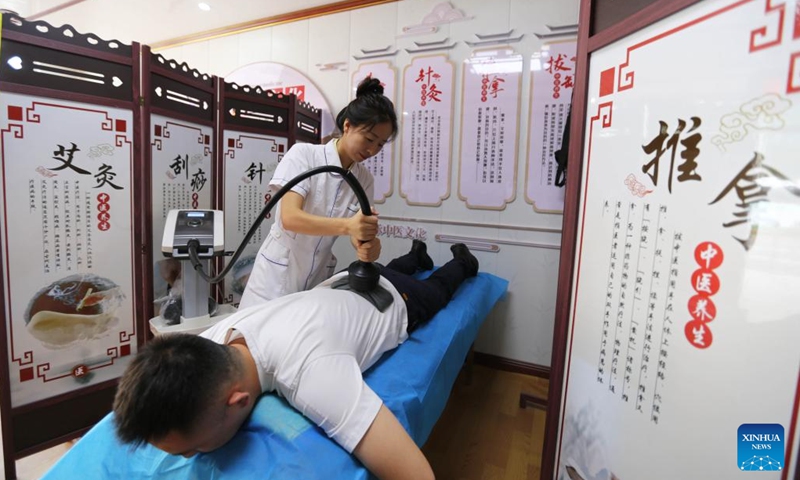 A visitor experiences traditional Chinese medicine (TCM) treatment during the 6th China (Gansu) TCM Industry Expo in Longxi County of Dingxi City, northwest China's Gansu Province, Aug. 24, 2025. The expo opened here on Sunday. (Photo: Xinhua)