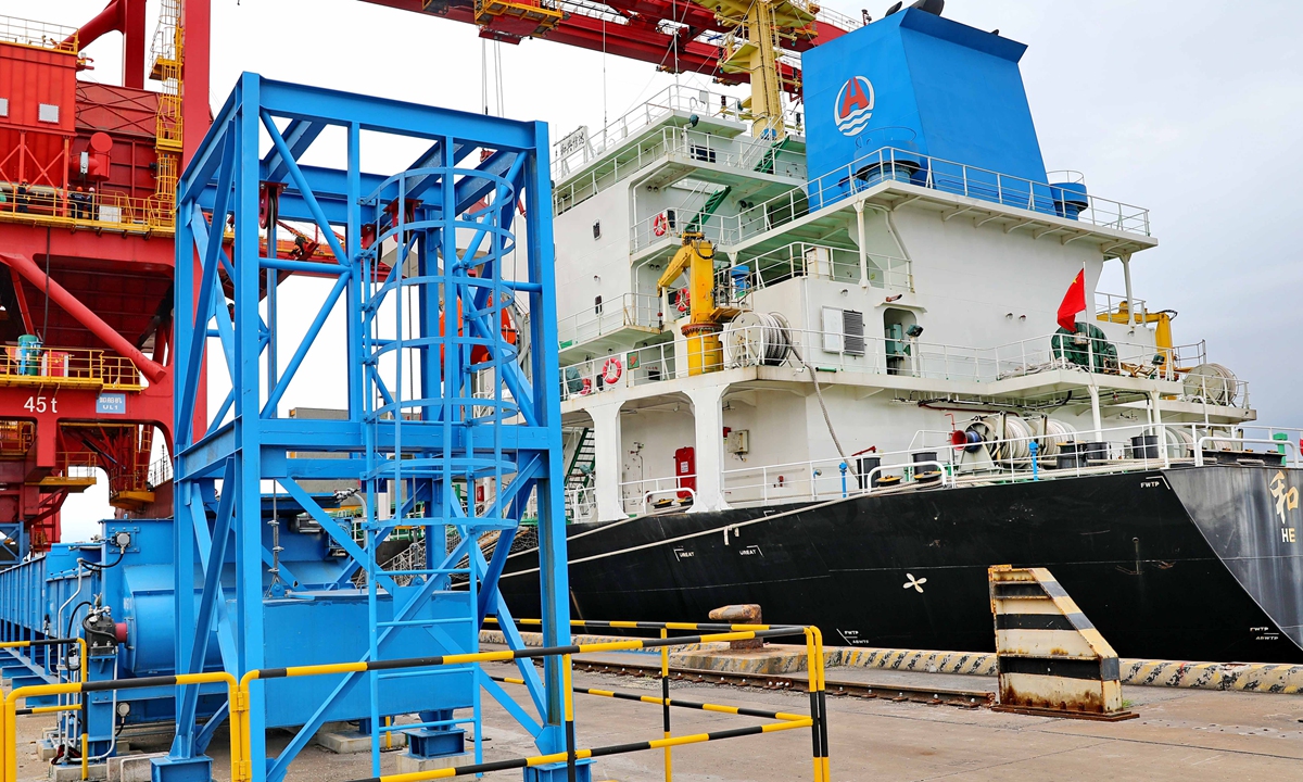 Grain is unloaded by pipeline from a ship at a port of Qinhuangdao in North China's Hebei Province on August 24, 2025. With a total investment of 267 million yuan ($37.25 million), the 3.8-kilometer pipeline project, which has just been finished, can transport grain directly to nearby grain reserve bases. Photo: VCG
