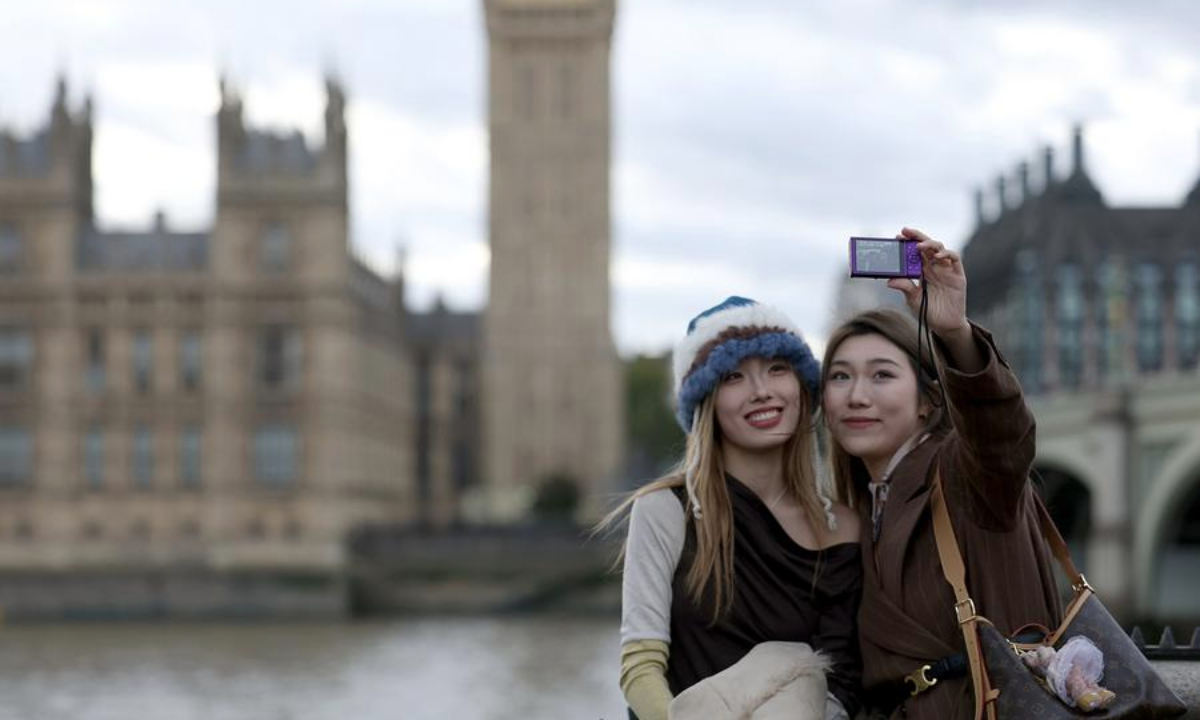 Two Chinese tourists take a selfie near the Big Ben in London, Britain, Oct. 5, 2025. (Xinhua/Li Ying)