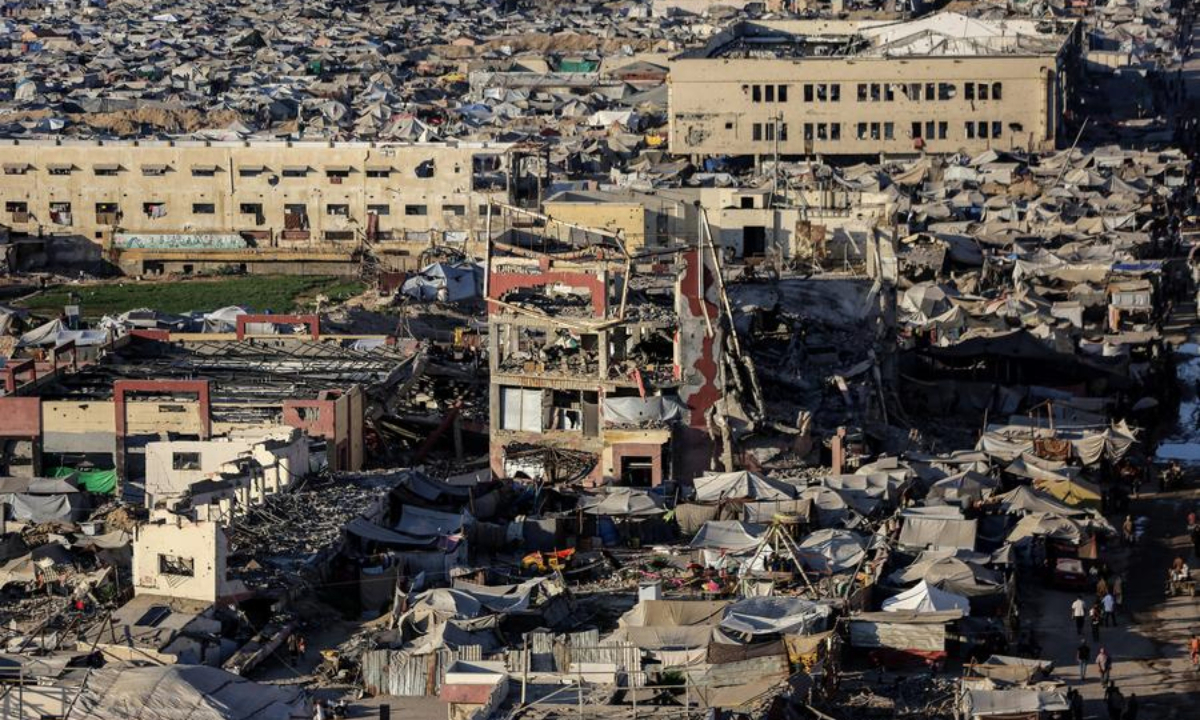 Photo taken on Sept. 1, 2025 shows tents for displaced Palestinians on al-Rasheed Street in Gaza City. (Photo by Rizek Abdeljawad/Xinhua)