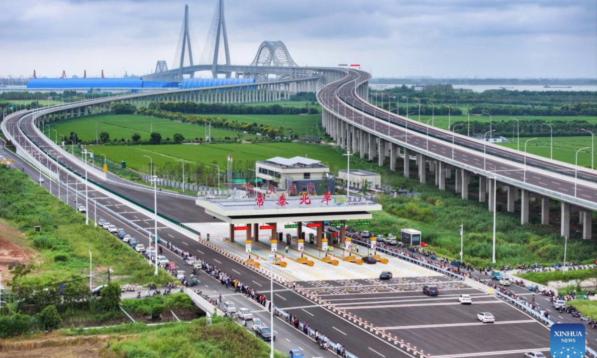 An aerial drone photo taken on Sept. 9, 2025 shows vehicles passing a toll gate of the Changtai Yangtze River Bridge, seen from the north bank of the Yangtze River, in east China's Jiangsu Province. The Changtai (Changzhou-Taizhou) Yangtze River Bridge, an artery of communications that integrates highways, intercity railways, and local roads, started operation on Tuesday.

Spanning 10.03 kilometers, the bridge slashes travel time between Changzhou and Taizhou, both in Jiangsu Province, from 80 minutes to 20 minutes, boosting development for the Yangtze economic belt and integration of the Yangtze River delta region. (Photo by Gu Jihong/Xinhua)