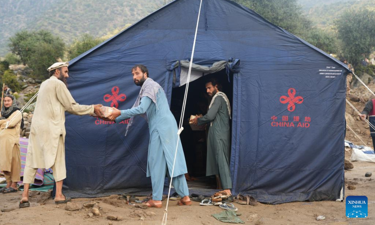 Afghan people transfer earthquake relief supplies in Suki district of Kunar province, Afghanistan, Sept. 3, 2025. Bao Xuhui, charge d'affaires of the Chinese Embassy in Afghanistan, has met with Muhammad Alam Alamyar, general-director of administration of the Afghanistan National Disaster Management Authority, and handed over earthquake relief donations from the embassy, Chinese institutions and the Overseas Chinese Association. (Xinhua/Li Ang)