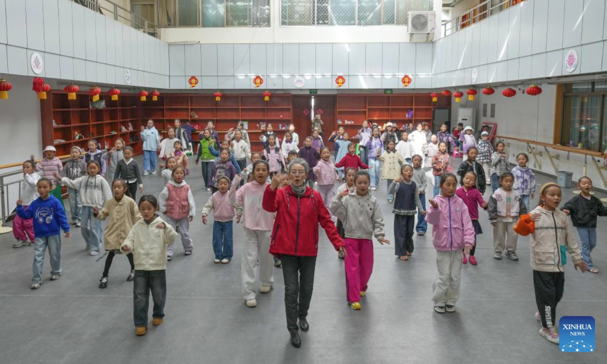 Pasang teaches children Tibetan opera at the public art center in Lhasa, southwest China's Xizang Autonomous Region, Sept. 14, 2025. Pasang, a national first-class performer and retired member of the Tibetan opera troupe of the Xizang Autonomous Region, has voluntarily devoted her weekends to teaching Tibetan opera to children for a decade.

With her help, these children have come to realize the charm of Tibetan opera. Pasang's dedication has not only kept the flame of Tibetan opera alive, but also brought vitality to the traditional art among the younger generation. (Xinhua/Jigme Dorje)