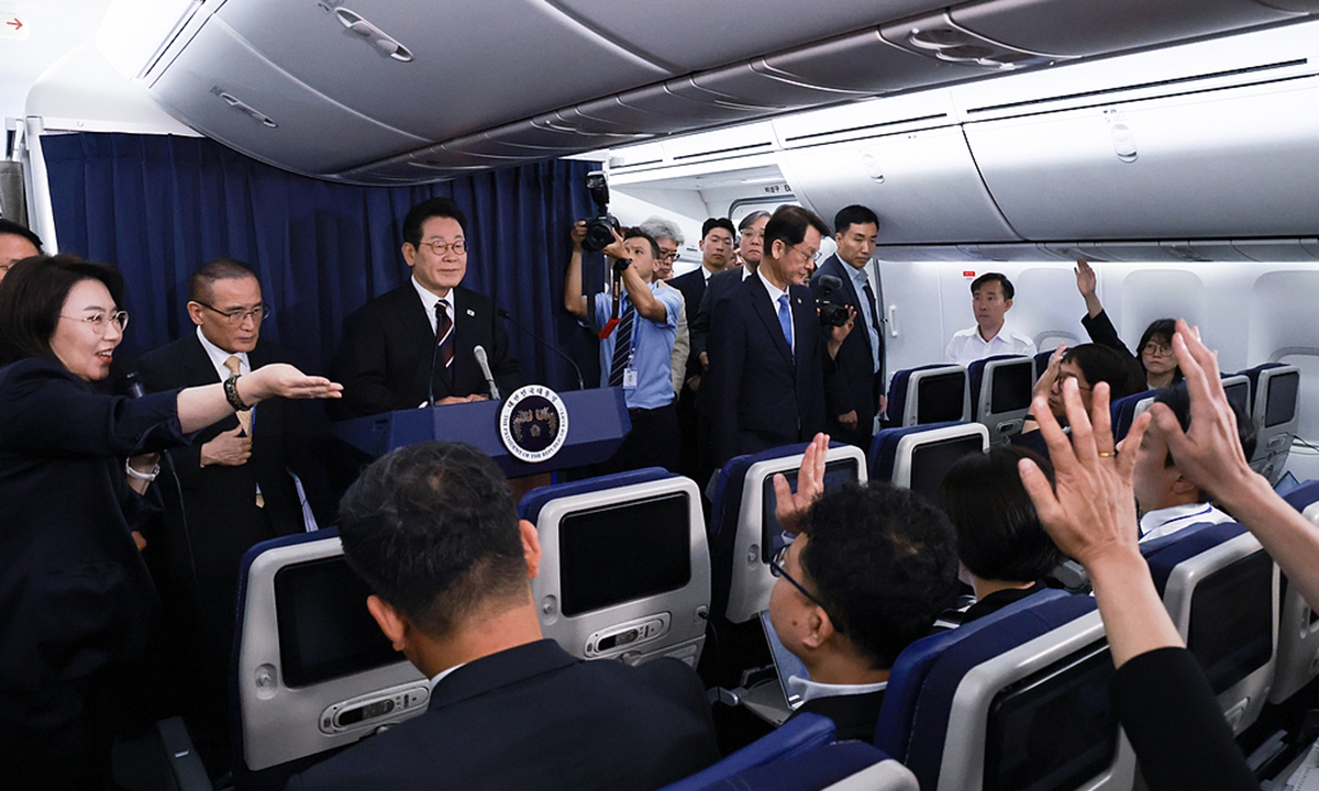 South Korean President Lee Jae-myung (center) holds a press conference aboard the presidential plane as he heads to Washington, DC, on August 24, 2025, to attend his first summit with US President Donald Trump at the White House. Photo: VCG