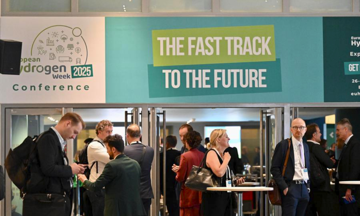 Guests wait during a coffee break at the European Hydrogen Week in Brussels, Belgium, on Sept. 30, 2025. (Xinhua/Lyu You)