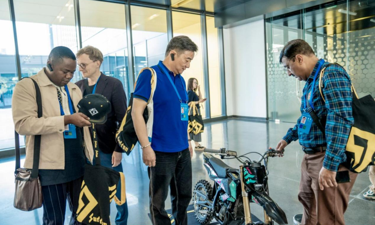 Foreign journalists participating in the 2025 Belt and Road Media Workshop visit Chongqing Qiulong Technology Co, Ltd in Chongqing on September 24, 2025. (Photo: Dadukou Media Convergence Center/Zhong Ge)