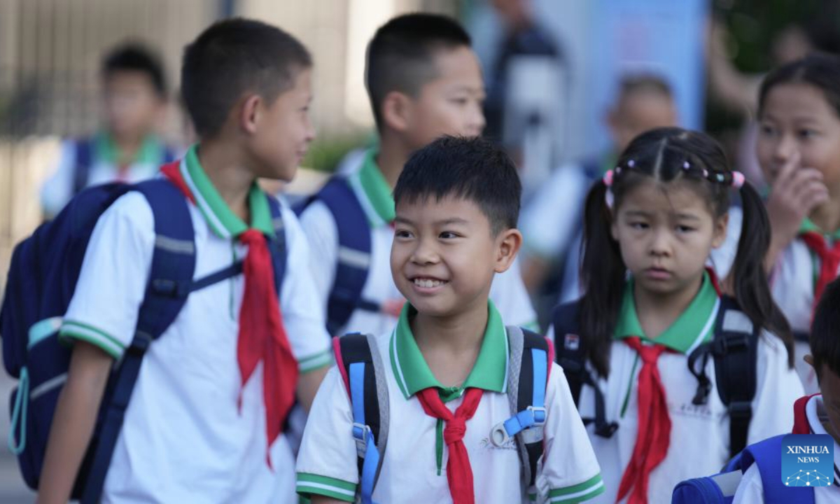 Students arrive at a primary school in Guiyang, southwest China's Guizhou Province, Sept. 1, 2025. The new semester for primary and secondary schools kicked off in many parts of China on Monday. (Xinhua/Tao Liang)