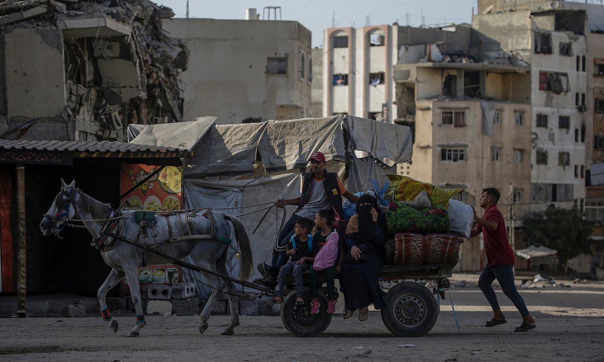 Internally displaced Palestinians evacuate Gaza City toward southern Gaza during an Israeli military operation in Gaza City, Gaza Strip, October 3, 2025. Photo: VCG