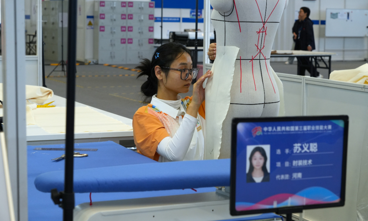 The picture shows the contestants from Henan Technician College participating in the
