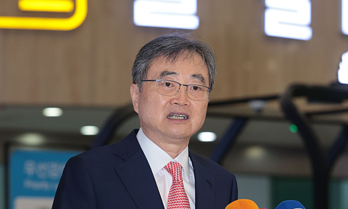 South Korean Foreign Minister Cho Hyun speaks to reporters at Gimpo airport on September 17, 2025, prior to his departure for Beijing to attend China-South Korea foreign ministers' meeting. Photo: VCG
