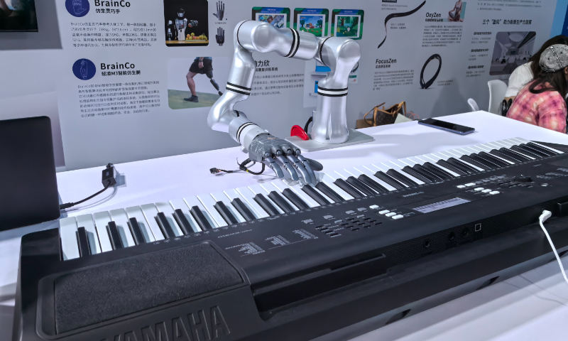 A robotic dexterous hand from Brain Co plays piano at the China International Big Data Expo in Guiyang, Southwest China's Guizhou Province on August 29, 2025. Photo: Zhang Yiyi/GT