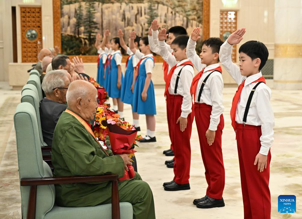 Members of the Chinese Young Pioneers present flowers to war veterans before a grand cultural gala at the Great Hall of the People in Beijing, capital of China, Sept. 3, 2025. The grand cultural gala with the theme of Justice Prevails was staged here to commemorate the 80th anniversary of the victory of the Chinese People's War of Resistance against Japanese Aggression and the World Anti-Fascist War. (Xinhua/Li Xiang)