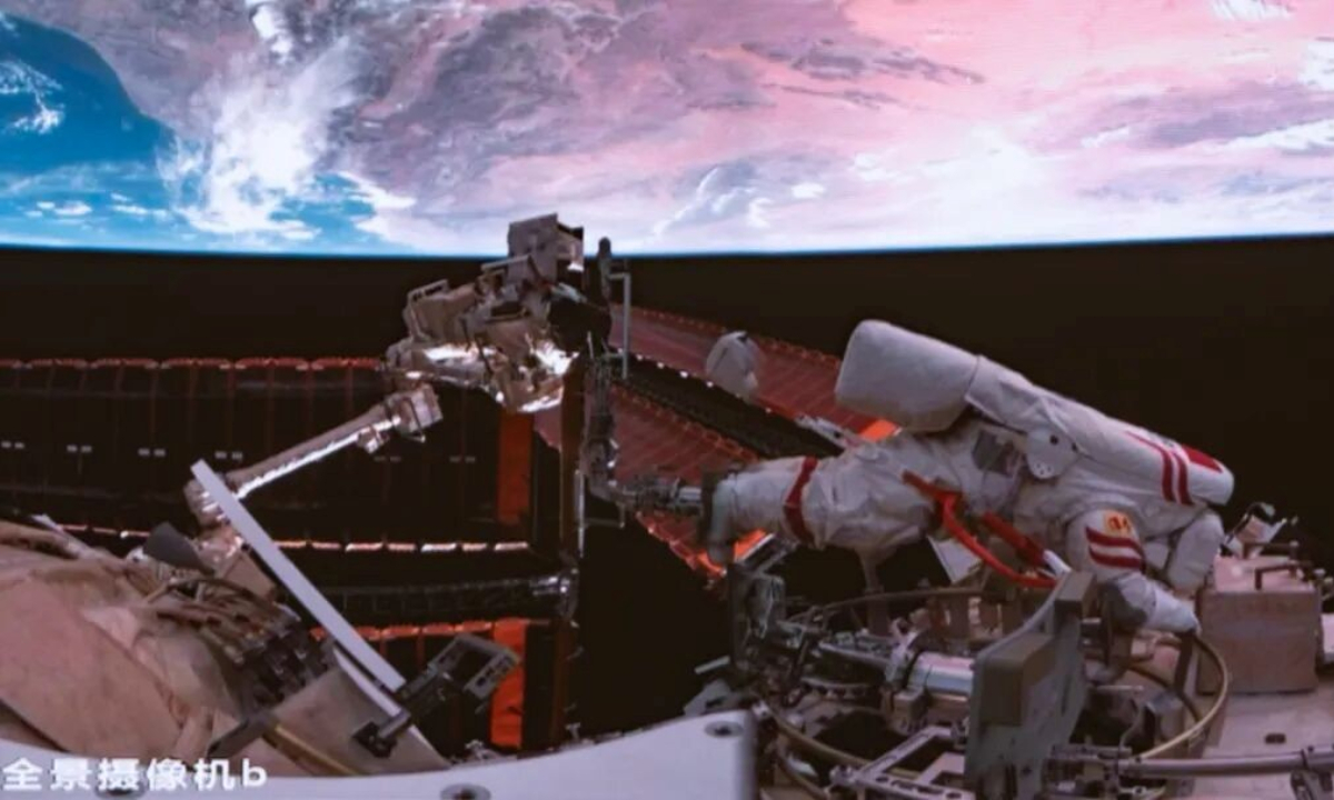 This is an image taken on the evening of September 25 at the Beijing Aerospace Control Center, showing Shenzhou-20 crew member Wang Jie conducting extravehicular operations outside the space station complex. Photo: Xinhua 