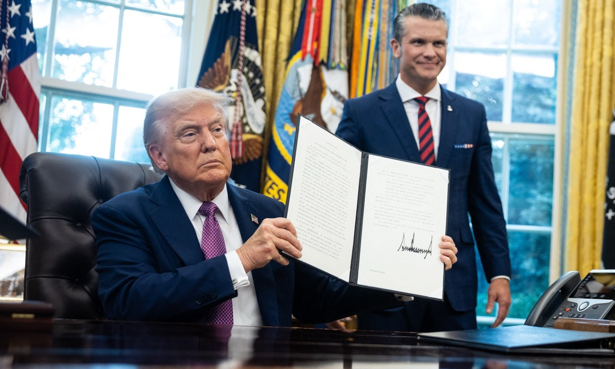 US President Donald Trump holds a signed executive order for the Department of Defense to be renamed the Department of War as Defense Secretary Pete Hegseth looks on in the Oval Office at the White House September 5, 2025. Photo: VCG