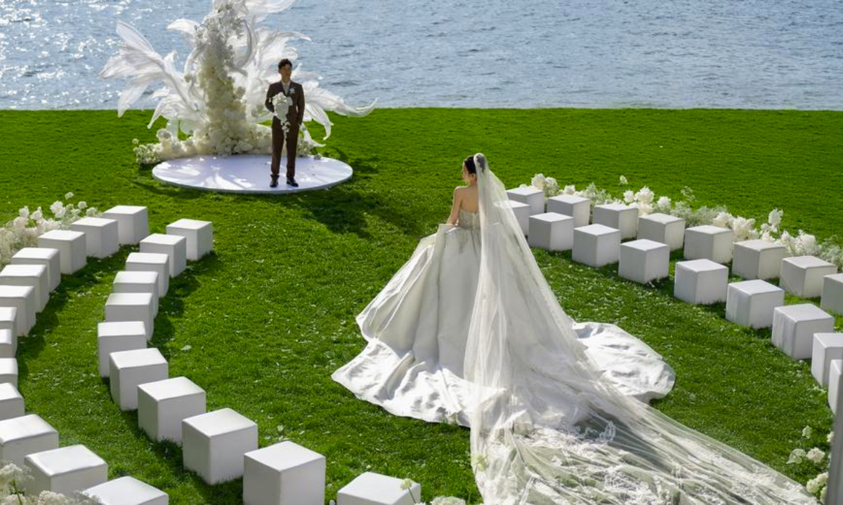 A couple holds a destination wedding in Dali Bai Autonomous Prefecture, southwest China's Yunnan Province, May 10, 2025. (Xinhua)