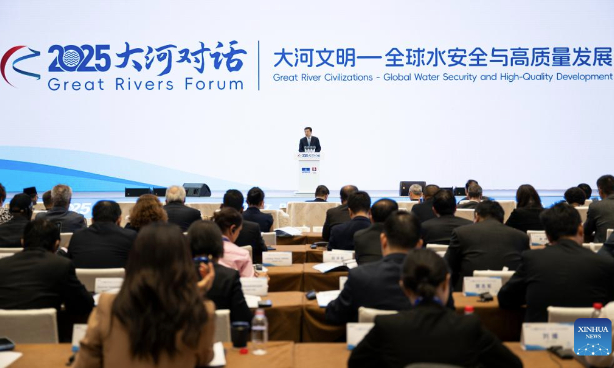 Fu Hua, president of Xinhua News Agency, releases a think tank report titled A Mighty River That Nourishes a Great Nation -- Achievements, Insights, and Global Significance of Yangtze River Governance in the New Era, during the 2025 Great Rivers Forum in Wuhan, central China's Hubei Province, Sept. 26, 2025. Themed Great River Civilization -- Global Water Security and High-Quality Development, the forum attracted around 240 participants from international organizations, universities, research institutes and government agencies from more than 20 countries and regions. (Xinhua/Wu Zhizun)