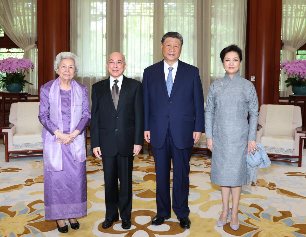 Chinese President Xi Jinping and his wife Peng Liyuan meet with Cambodian King Norodom Sihamoni and Queen Mother Norodom Monineath Sihanouk at Zhongnanhai in Beijing, capital of China, Aug. 26, 2025. (Xinhua/Huang Jingwen) 