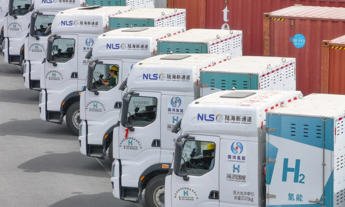 An aerial drone photo taken on April 14, 2025 shows hydrogen-powered heavy-duty trucks awaiting departure from the dry port of the New International Land-Sea Trade Corridor in Chongqing, southwest China. China's first cross-region hydrogen heavy-duty truck route was launched on Monday, marking a milestone in terms of advancing hydrogen energy development in China's western regions.
The route, now operational for regular freight services via hydrogen-powered heavy-duty trucks, spans 1,150 kilometers from southwest China's Chongqing Municipality to Qinzhou Port in south China's Guangxi Zhuang Autonomous Region, passing through southwestern Guizhou Province. (Photo: Xinhua)