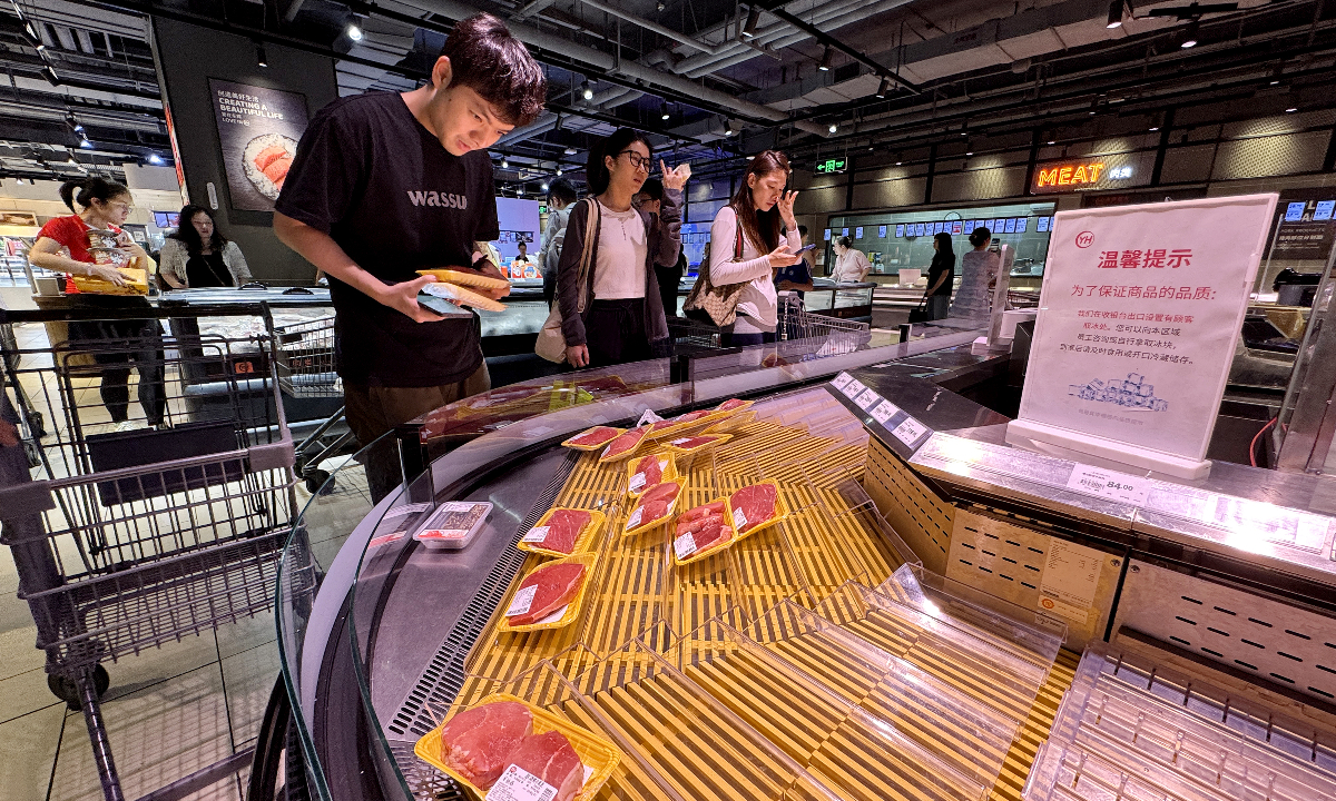 As super typhoon Ragasa approaches, residents in Shenzhen, South China’s Guangdong Province stock up on groceries at a supermarket in Futian district on September 22, 2025. Photo: IC