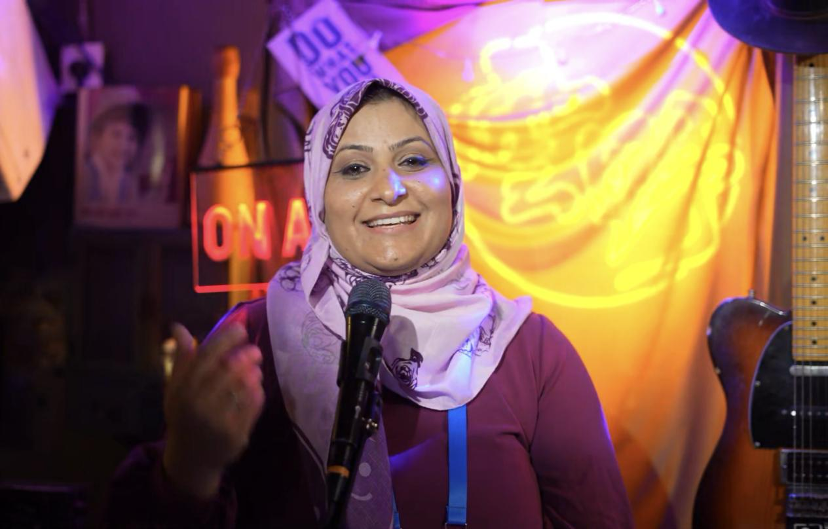 Leila Atitallah sings at the renovated demonstration block of Qujing Old Street, Qujing, Yunnan Province, September 21, 2025. (Photo: People's Daily/Li Yidan)