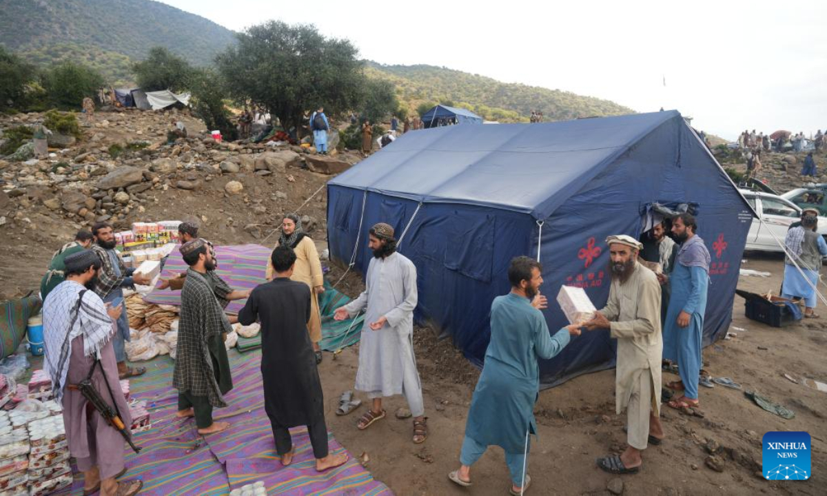 Afghan people transfer earthquake relief supplies in Suki district of Kunar province, Afghanistan, Sept. 3, 2025. Bao Xuhui, charge d'affaires of the Chinese Embassy in Afghanistan, has met with Muhammad Alam Alamyar, general-director of administration of the Afghanistan National Disaster Management Authority, and handed over earthquake relief donations from the embassy, Chinese institutions and the Overseas Chinese Association. (Xinhua/Li Ang)