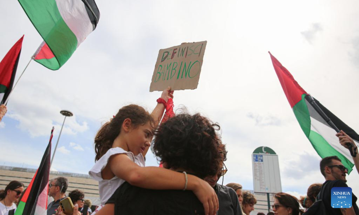 People participate in a pro-Palestinian protest in Rome, Italy, on Sept. 22, 2025. (Xinhua/Li Jing)