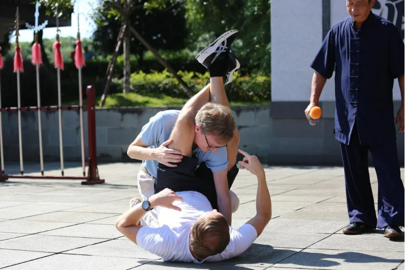 Isac Boman is practicing Brazilian jiu-jitsu at the 2024 Belt and Road Media Workshop, Emei, Sichuan Province, September 6, 2024. (Photo: People's Daily/Liu Xiaoli)