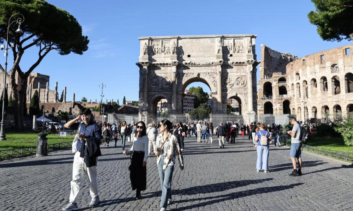 Chinese tourists visit the center of Rome, Italy, Oct. 6, 2025. (Xinhua/Li Jing)