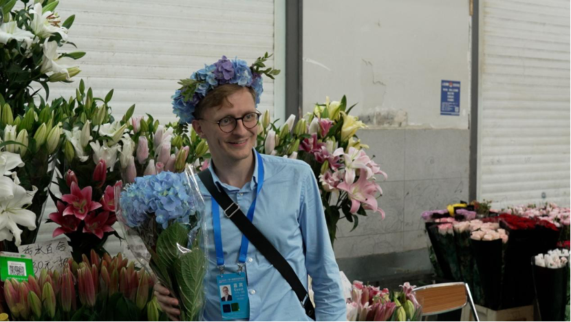 Isac Boman visits the Dounan Flower Market, Kunming, Yunnan Province, September 19, 2025. (Photo: People's Daily/Li Yidan)