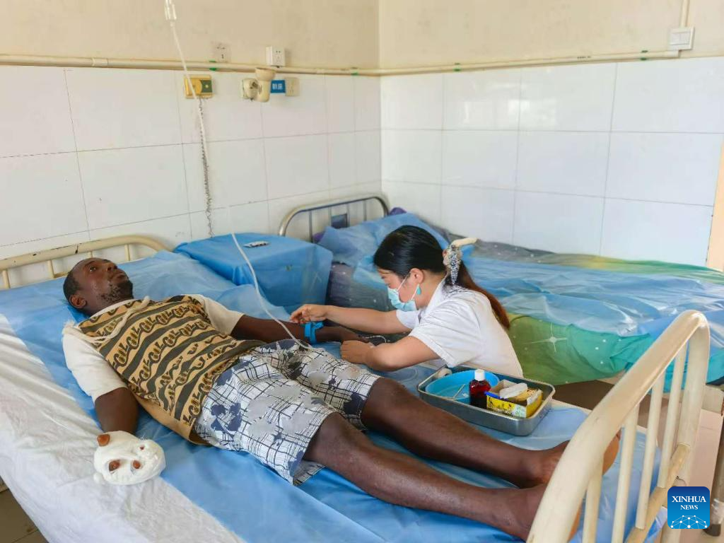 A member of the 26th batch of the Chinese medical team in Sierra Leone administers intravenous infusion to a patient after he received the finger replantation surgery in Freetown, Sierra Leone, Oct. 3, 2025. The 26th batch of the Chinese medical team in Sierra Leone has performed the West African country's first-ever finger replantation surgery.

The operation took place on Friday after a local electrician, Sallieu Sorious Yusifu Conteh, suffered a severe finger amputation while working at a mining site in Port Loko District in Sierra Leone's North West Province. (The 26th batch of the Chinese medical team in Sierra Leone/Handout via Xinhua)