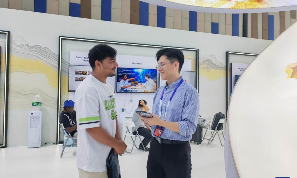 Ubaid Ur Rahman (L), a Pakistani PhD student in China, talks with a participant at the 2025 China International Big Data Industry Expo in Guiyang, capital of southwest China's Guizhou Province, Aug. 30, 2025. (Xinhua/Wu Si)