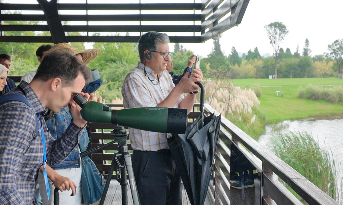 Foreign media representatives scope the Baofeng wetland in Kunming, Yunnan Province, on Thursday, September 18, 2025. (Photo: People's Daily/Zhan Huilan)