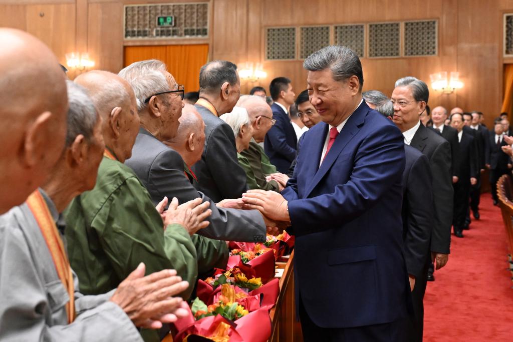 Xi Jinping and other leaders shake hands with war veterans before a grand cultural gala at the Great Hall of the People in Beijing, capital of China, Sept. 3, 2025. With the theme of Justice Prevails, the gala was staged on Wednesday evening to commemorate the 80th anniversary of the victory of the Chinese People's War of Resistance against Japanese Aggression and the World Anti-Fascist War.Party and state leaders Xi Jinping, Li Qiang, Zhao Leji, Wang Huning, Cai Qi, Ding Xuexiang, Li Xi, and Han Zheng watched the gala with about 6,000 people. (Xinhua/Xie Huanchi)