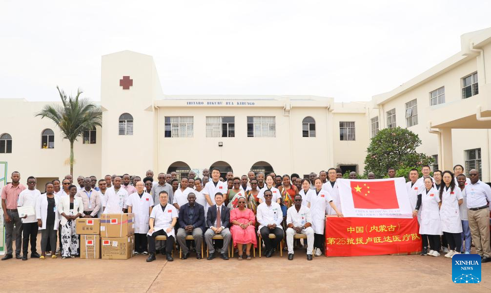 The photo taken on Sept. 18, 2025 shows participants posing for a group photo at the handover ceremony of donated medicines and medical equipment to Kibungo Hospital in Ngoma District, Rwanda. (Xinhua/Ji Li)