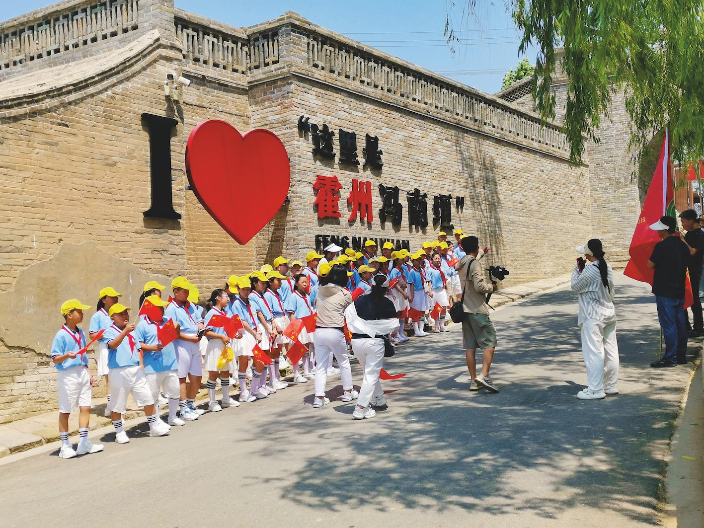 A study tour team of pupils from Huozhou take a group photo in Fengnanyuan village, North China's Shanxi Province. Photo: Courtesy of China Rural Revitalization magazine