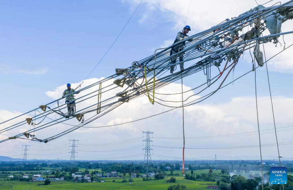 A drone photo taken on Sept. 16, 2025 shows workers carrying out conductor stringing tasks for the Gansu-Zhejiang ±800 kV ultra-high voltage (UHV) direct current transmission project in Nanling County, Wuhu, east China's Anhui Province. The Anhui section of this power transmission project linking northwest China's Gansu Province with east China's Zhejiang Province has recently entered the conductor stringing phase.

The 2,370-kilometer power line starts from Wuwei, Gansu Province and ends in Shaoxing, Zhejiang Province. When in operation, it will facilitate the transmission of clean energy from northwest China and ease the power shortage in east China. (Xinhua/Liu Junxi)