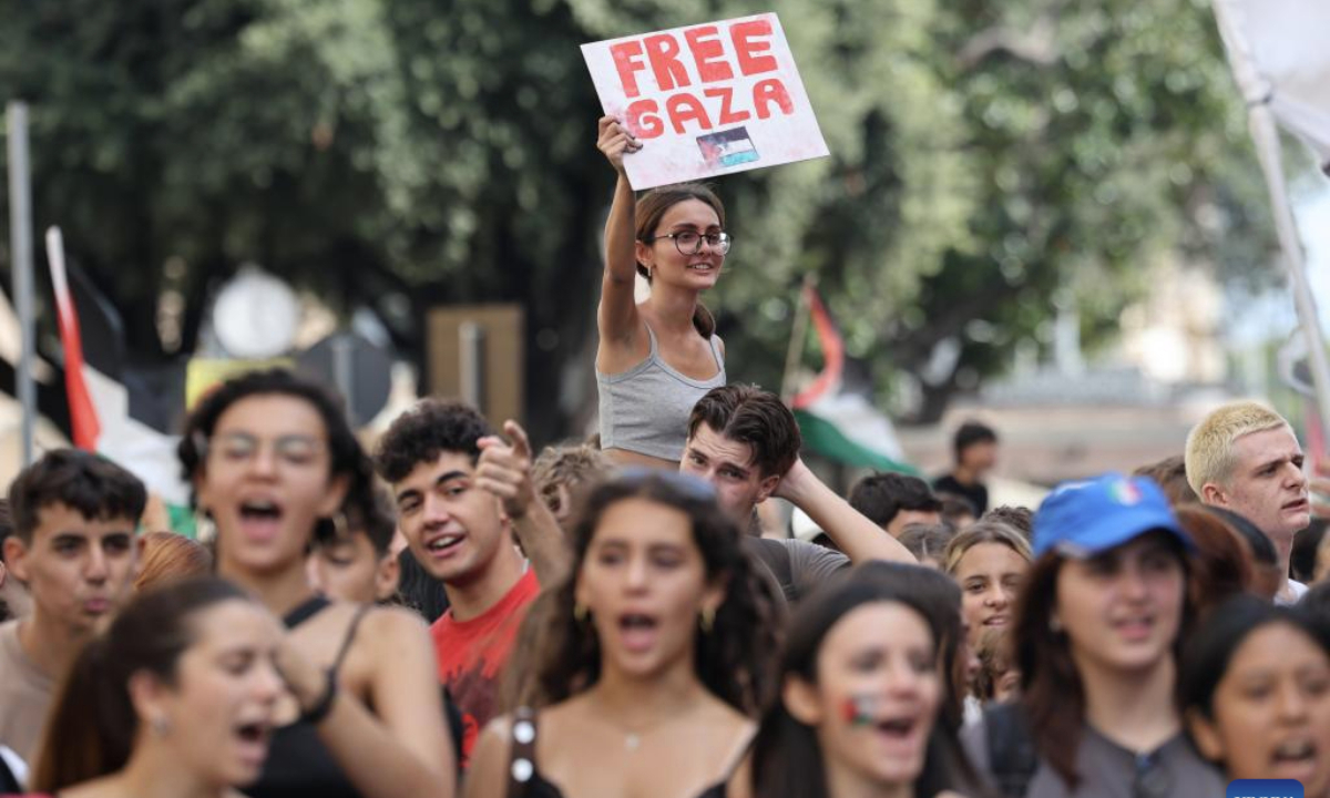 People participate in a pro-Palestinian protest in Rome, Italy, on Sept. 22, 2025. (Xinhua/Li Jing)