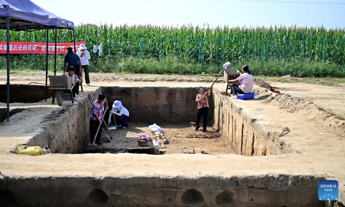 Workers clear soil during the sixth excavation of the Bairen Town site in Xingtai City, north China's Hebei Province, Sept. 10, 2025.
The sixth excavation of the Bairen Town site in the city of Xingtai kicked off this July and goes smoothly to date.
The ruins of Bairen Town are relatively well-preserved, covering an area of four square kilometers. The existing city walls have a circumference of about 8,000 meters, with some sections standing six to seven meters tall. (Xinhua/Mu Yu)