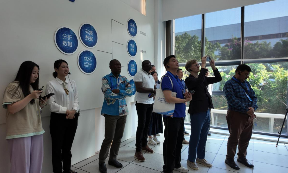 Foreign journalists participating in the 2025 Belt and Road Media Workshop visit the Sanfeng Environment Group in Chongqing on September 24, 2025.  (Photo: People's Daily/Zhan Huilan)
