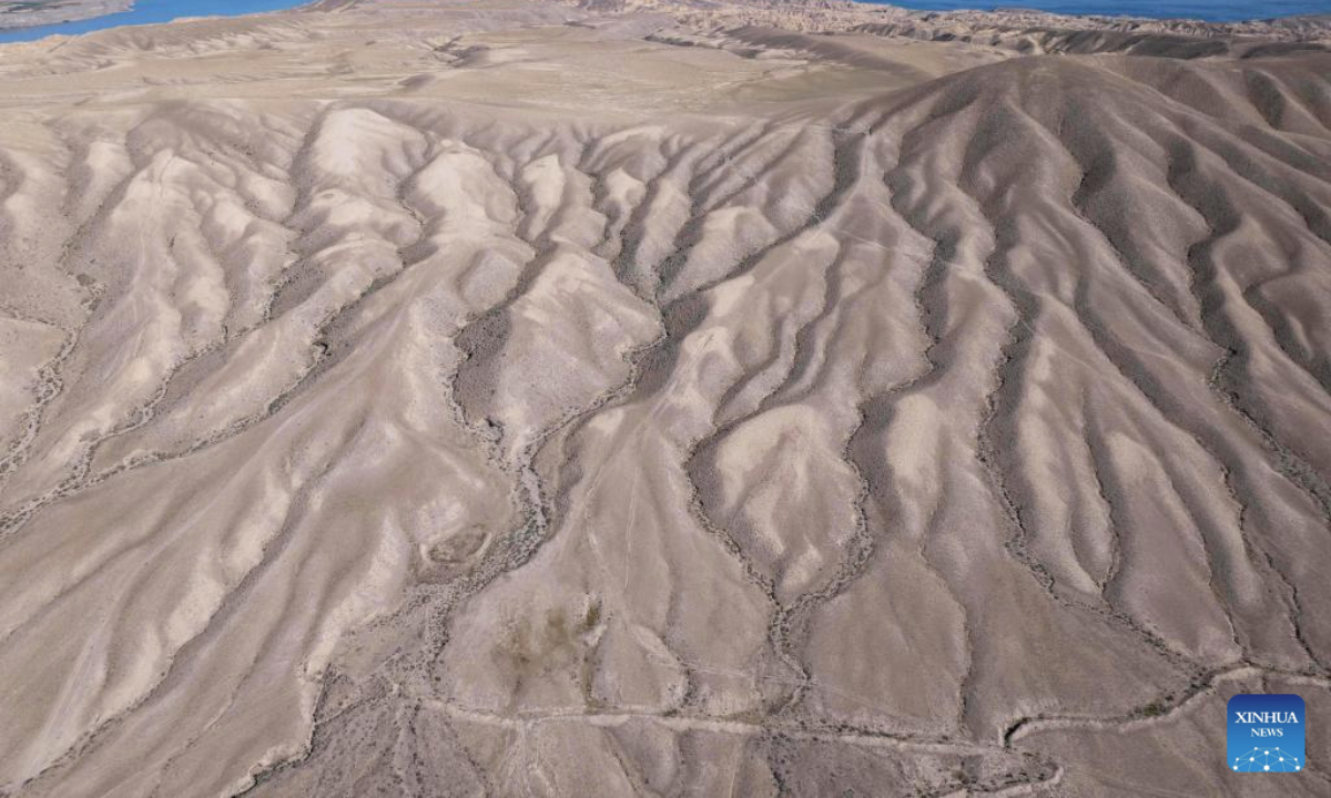 An aerial drone photo taken on Sept. 21, 2025 shows the scenery of the southern shore of Issyk-Kul Lake, Kyrgyzstan.
Issyk-Kul Lake, located in the northeastern part of Kyrgyzstan, covers an area of more than 6,000 square kilometers and ranks as the world's second-largest alpine lake. (Xinhua/Li Renzi)