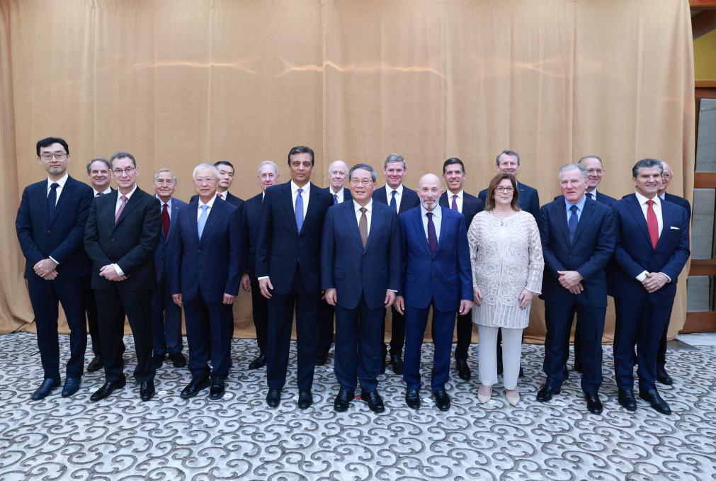 Chinese Premier Li Qiang poses for a group photo with participants before his meeting with friendly organizations in the United States prior to their meeting on the sidelines of the general debate of the 80th session of the United Nations General Assembly, in New York, the United States, Sept. 25, 2025. (Xinhua/Wang Ye)