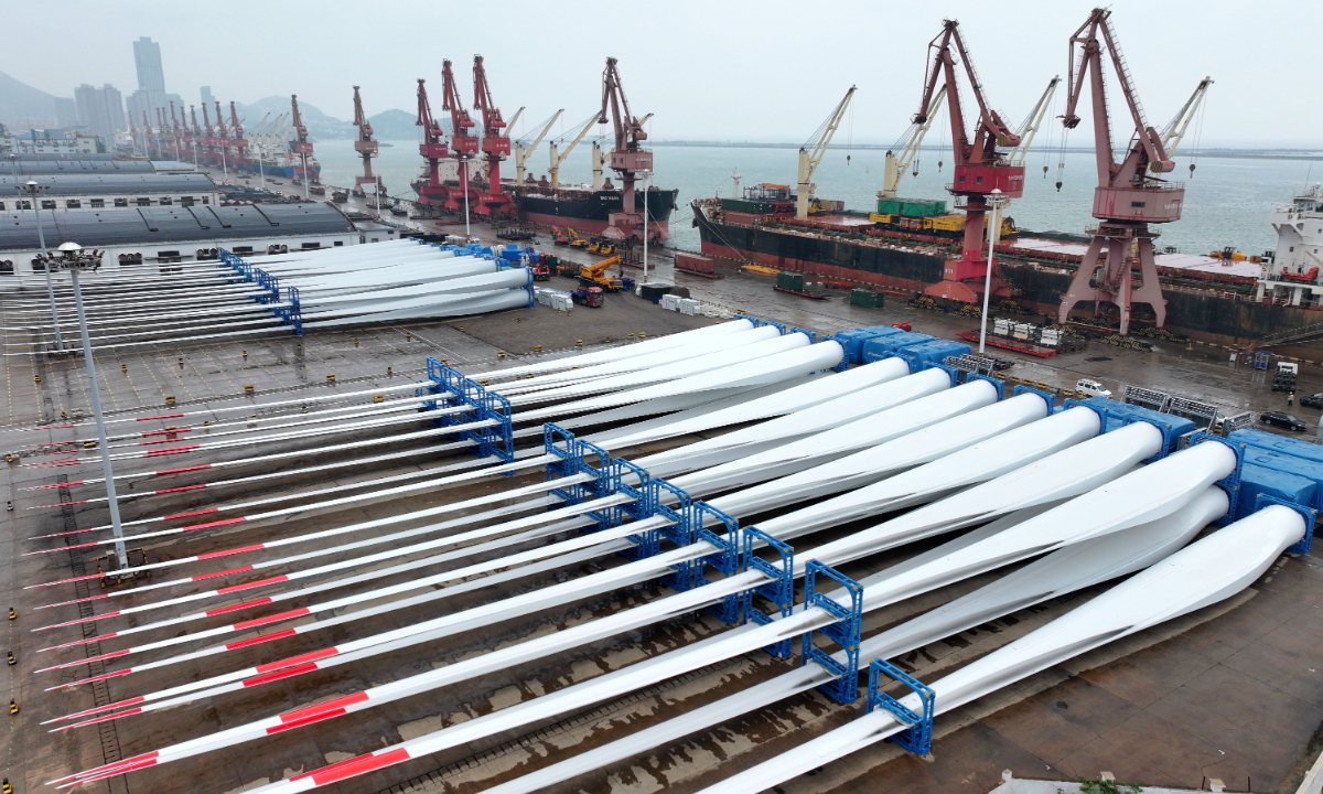 Blades for wind power systems wait to be loaded onto ships for export markets at a wharf in Lianyungang, East China's Jiangsu Province, on September 8, 2025.
In the first half of the year, China's wind power equipment exports grew by more than 20 percent year-on-year. Wind power is an important energy source in the process of green transition. Photo: VCG