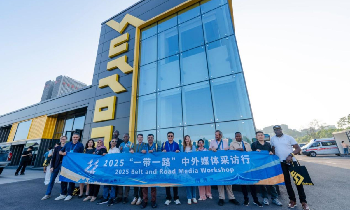 Foreign journalists participating in the 2025 Belt and Road Media Workshop take a group photo during a visit to Chongqing Qiulong Technology Co, Ltd in Chongqing on September 24, 2025. (Photo: Dadukou Media Convergence Center/Zhong Ge)