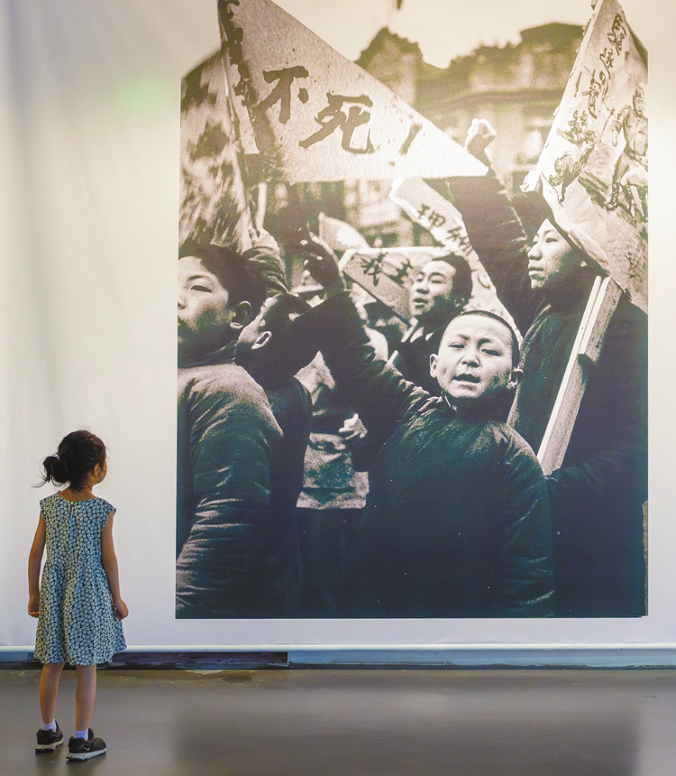A little girl gazes at a photo at the Memorial Hall of the Victims of the Nanjing Massacre by Japanese Invaders in Nanjing, Jiangsu Province. Photo: VCG