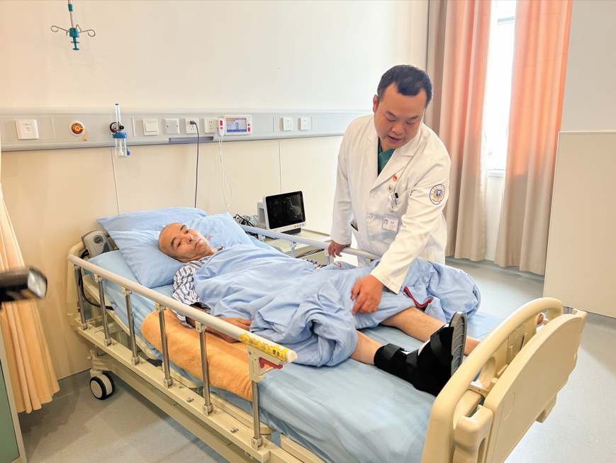 Orthopedic deputy director Zhou Gang explains the recovery progress of a patient who underwent leg reattachment surgery at Alaer hospital on August 12, 2025. Photo: Liang Rui/GT