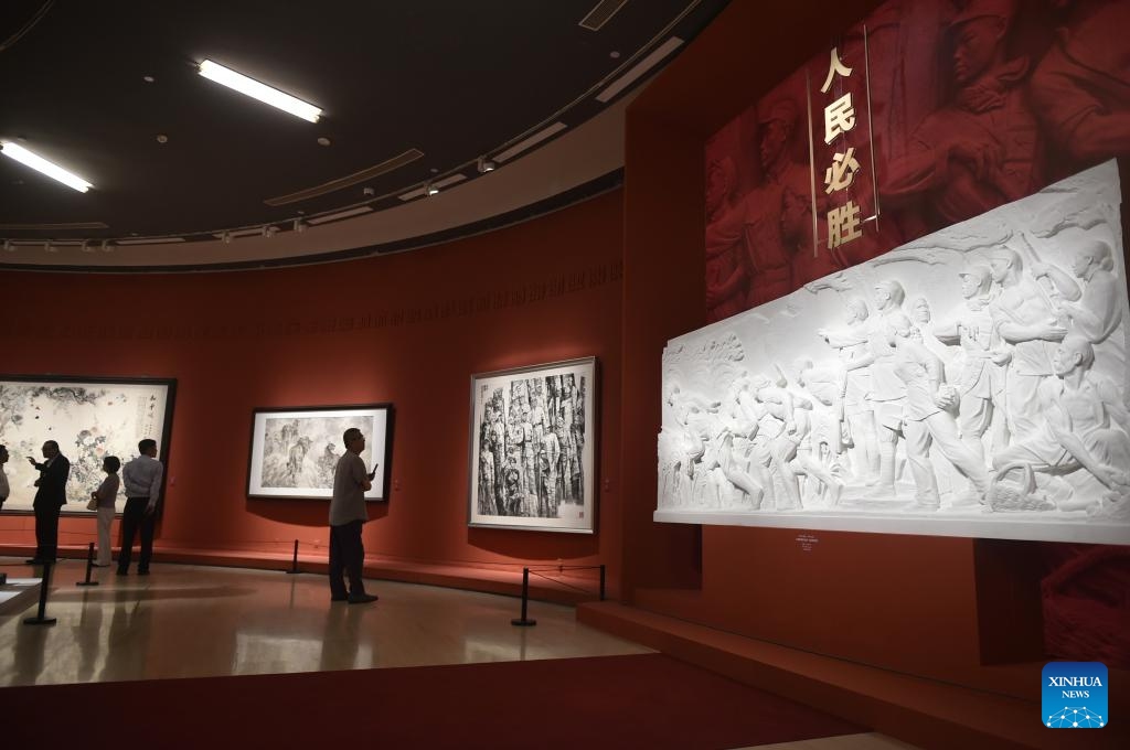 Visitors view artworks at the National Art Museum of China in Beijing, capital of China, Aug. 25, 2025.(Xinhua/Lu Peng)