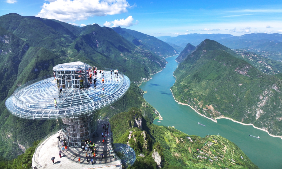 Tourist enjoy the scenery on a skywalk at the Wuxiakou scenic area in Enshi, Central China's Hubei Province, on August 26, 2025. Suspended above breathtaking mountain views, this transparent walkway offers a heart-pounding yet unforgettable way to take in the natural beauty of the Three Gorges region. Photo: VCG