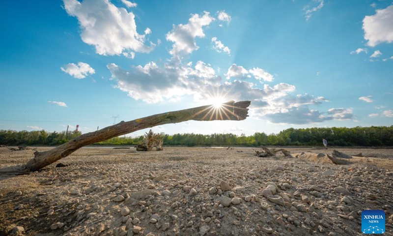 This photo taken on Aug. 26, 2025 shows the dried-up riverbed of the Vistula River in Warsaw, Poland. The lowest water level on record was observed Monday on the Vistula River at the Warsaw-Bulwary hydrological station, the Institute of Meteorology and Water Management (IMGW) reported. (Photo by Jaap Arriens/Xinhua)