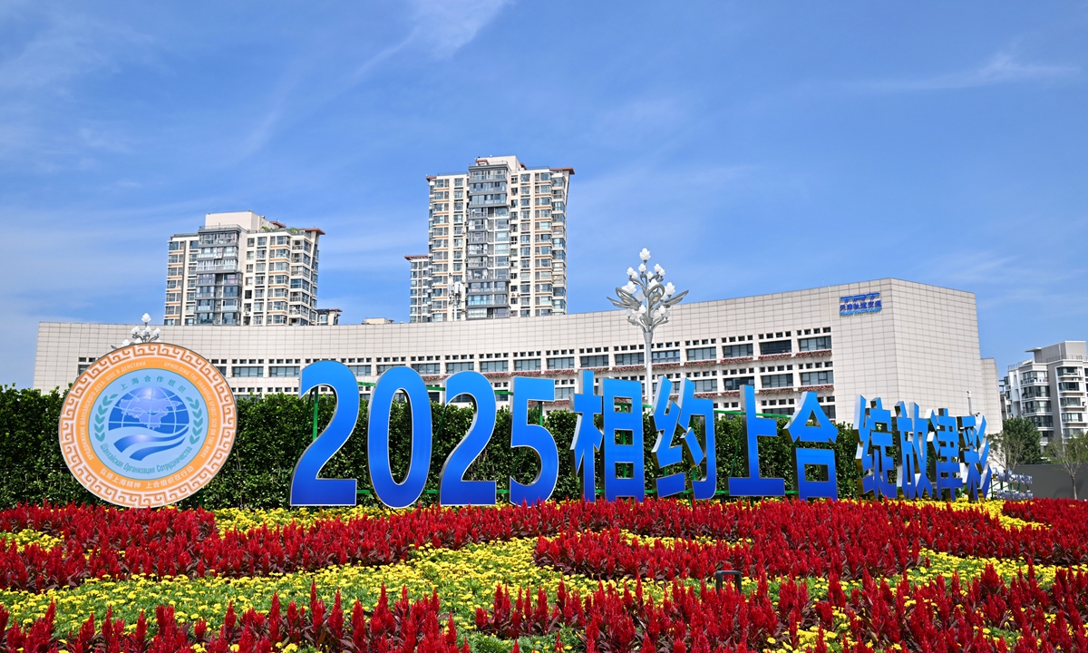 A photo taken on August 26, 2025 shows flower decoration marking the upcoming Shanghai Cooperation Organization (SCO) Summit 2025 on the square behind the Tianjin Railway Station in North China's Tianjin. Photo: VCG